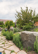 Polygonale Natursteinbeläge passen gut zu Heids Felssetzungen.