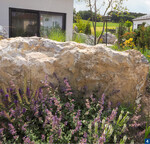 Auch auf flachen Grundstücken verfehlen die Felsen ihre Wirkung nicht.