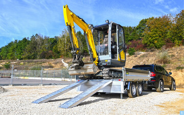 Mit Baumaschinenanhngern, wie dem Unsinn UDK-S, wird der Baggertransport zum Kinderspiel.