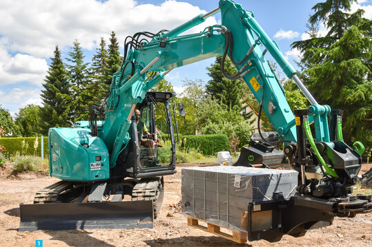 Einen Achttonner Kobelco SK475SR-7 bestckte der Hndler Kari Baumaschinen mit einem Verstellausleger und einem Tiltrotator.