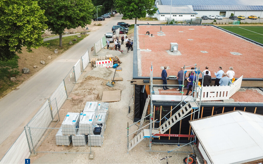 Das Retentions-Gründach von Zinco kann Niederschlag speichern und spielt im Wasserkreislauf des Vereinsheims beim SSC Donaueschingen eine Hauptrolle.