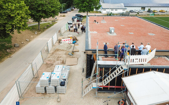 Das Retentions-Grndach von Zinco kann Niederschlag speichern und spielt im Wasserkreislauf des Vereinsheims beim SSC Donaueschingen eine Hauptrolle.