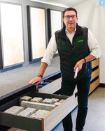 Die Möbel, in denen die Muster aufbewahrt werden, hat Bullinger extra anfertigen lassen.