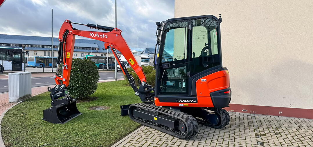 Geradezu ein Schaustück für vielseitige Minibagger im 2,6-t-Segment ist der Kubota KX027-4 HI – hier mit Powertilt und hydraulischem Schnellwechsler. Die Maschine ist mit zwei proportionalen Steuerkreisen ausgestattet.