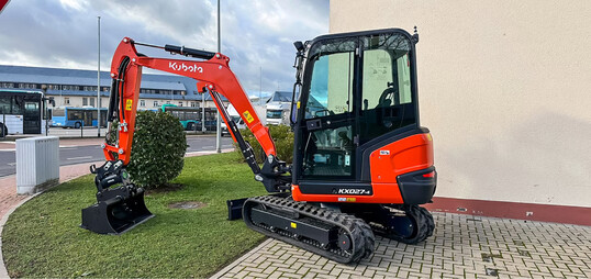 Geradezu ein Schaustck fr vielseitige Minibagger im 2,6-t-Segment ist der Kubota KX027-4 HI  hier mit Powertilt und hydraulischem Schnellwechsler. Die Maschine ist mit zwei proportionalen Steuerkreisen ausgestattet. 