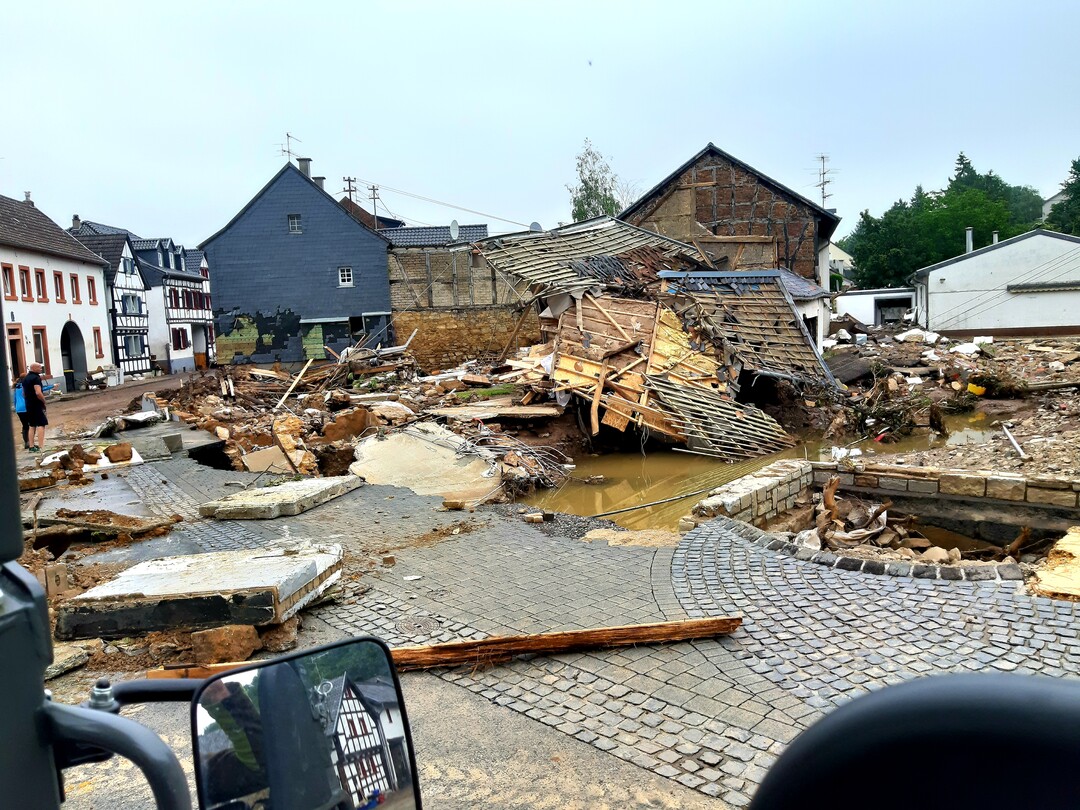 Änlich wie hier in Iversheim verursachte die Flutwelle in vielen Orten an Ahr und Erft sowie vielen weiteren Flüssen in NRW und Rheinland-Pfalz verheerende Schäden.