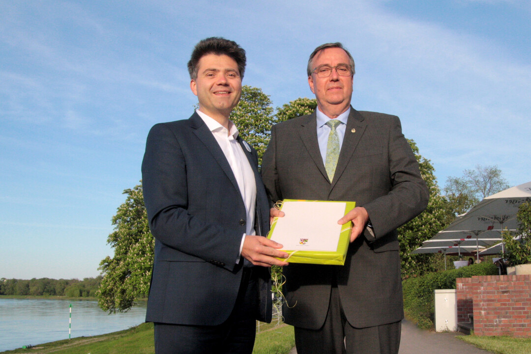 Hajo Hinrichs, Vorsitzender der Gesellschafterversammlung der DBG (rechts), nahm die Bewerbung von Oberbrgermeister Dr. Robert Reck entgegen.