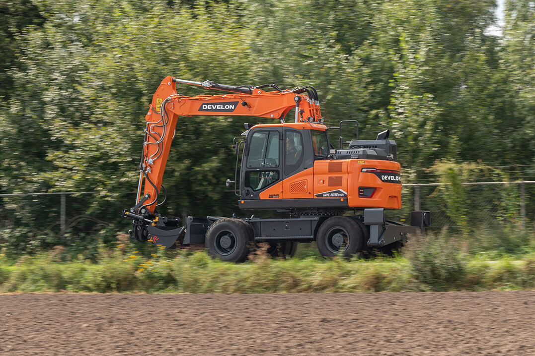 Hhere Fahrgeschwindigkeit: Mehrere Modelle, wie der DX165WR-7K, sind mit einem verbesserten Fahrmotor sowie einem berarbeiteten Getriebe ausgestattet.