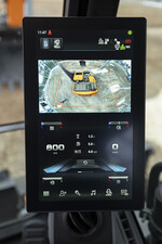 Scharfe Darstellung: Im neuen Kabineninnenraum profitieren Bediener nun von einer 12 Zoll-Instrumententafel, die deutlich größer und besser lesbar ist, als die bisherige 8 Zoll-Variante.