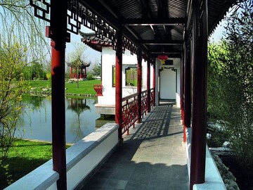 Blick durch den neuen Laubengang im Chinesischen Garten auf den Oktogonalpavillon