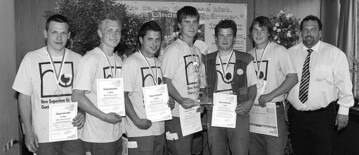 Die Sieger beim NRW GaLaBau-Cup 2007 heien Bernardin Amendt (Mitte) und Christian Jnger (3. v. l.). Medaillen erhielten Jan Ebus (l.) und Bjrn Mller (2. v. l.) fr den zweiten Platz sowie die Bronze-Platzierten Florian Gilsbach (2. v. r.) und Andr Jedtlitzke (3. v. r.). Markus Schwarz (r.) vom VGL-Prsidium berreichte allen drei Teams Geldprmien