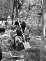 Großer Auftritt, großer Spaten: eine Krim-Linde für Halle/Saale