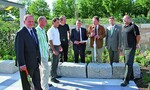 Präsident Anger (3. von rechts) erläutert Minister Hauk (2. von rechts) während der Eröffung der „Grün07“ das „Gartenquartett“ – den Ausstellungsbeitrag der Landschaftsgärtner