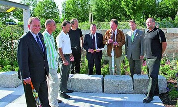 Prsident Anger (3. von rechts) erlutert Minister Hauk (2. von rechts) whrend der Erffung der Grn07 das Gartenquartett  den Ausstellungsbeitrag der Landschaftsgrtner