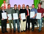 Die prüfungsbesten Landschaftsgärtner, Meister und Techniker aus NRW wurden ausgezeichnet. Im Bild v. l. Waldemar Schlaht, Oleg Wodopian, Christian Schwemmer, das ehemalige Präsidiums-Mitglied Ralf Mago, Klaus Wolf Waltersdorf, Präsident Manfred Lorenz, Oliver Eschbach und Hendrik Ewering