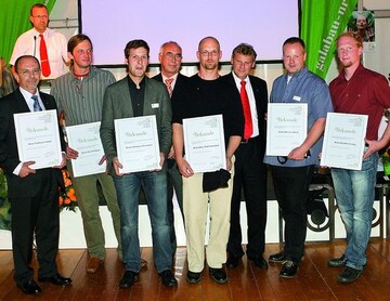 Die prfungsbesten Landschaftsgrtner, Meister und Techniker aus NRW wurden ausgezeichnet. Im Bild v. l. Waldemar Schlaht, Oleg Wodopian, Christian Schwemmer, das ehemalige Prsidiums-Mitglied Ralf Mago, Klaus Wolf Waltersdorf, Prsident Manfred Lorenz, Oliver Eschbach und Hendrik Ewering 