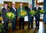 Ehrengäste mit Blumen (von links): ZVG-Vizepräsident Jürgen Mertz, BGV-Präsident Roland Albert, Waldkirchens Bürgermeister Josef Höppler, Minister Josef Miller und Alexander Muthmann, Landrat des Landkreises Freyung Grafenau