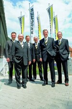 Geschäftsführer Hartmut Jenner (2.v.r.) hat die neu geschaffene Funktion des Vorsitzenden der Geschäftsführung übernommen. Zu seinem Stellvertreter wurde Georg Metz (3.v.l.) ernannt, der mit Dr. Bernhard Graf (2.v.l.) ebenfalls schon Mitglied der Geschäftsführung war. Die neuen Geschäftsführer
Dieter Grajer (3.v.r.), Markus Asch (1.v.l.) und Thomas Popp (r.) sind jeweils für die Geschäftsbereiche Residential Products, Professional Products sowie Einkauf und Logistik verantwortlich.