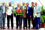 Urkundenverleihung in Mainz, v.l.: Lüder Nobbmann; Wolfgang Schwöbel, Leiter „Friedhöfe Mannheim“; Matthias Kocher, Vorstand 
Genossenschaft badischer Friedhofsgärtner; Mannheims Bürgermeister Rolf Schmidt; Kreisgärtnermeister Bernd Otto; Markus Roeingh, 
Fachbereichsleiter „Straßenbetrieb und Grünflächen“ der Stadt Mannheim, und Dr. Hans-Hermann Bentrup, Vorsitzender des Kuratoriums von Entente Florale Deutschland