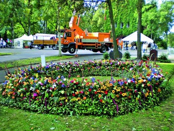 Einen bunten Kranz mit 7 m Durchmesser zeigten die Lbecker Friedhofsgrtner am Tag des Friedhofs