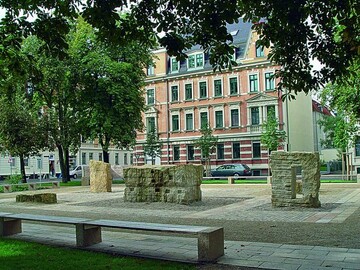 Eine der ausgezeichneten Freiflchen  der Gellertplatz in Leipzig. Die geometrische Gestaltung des Platzes spiegelt die Grundform der Huserquartiere wider. Zitate von Gellert auf Sandsteinplatten unterstreichen die Identitt des Platzes. 