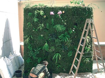 In den Grundkrper wurden Pflanznischen gehlt und mit Blhton, Vlies und Substrat gefllt. Der gesamte Korpus erhielt einen berzug aus Sedum-Matten, einem Material aus der extensiven Dachbegrnung