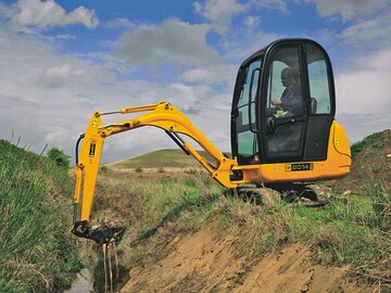 In der 1,5-t-Klasse bietet JCB drei Minibagger an. Der 8014 (1564 kg) ist das Einstiegsmodell mit festem Unterwagen