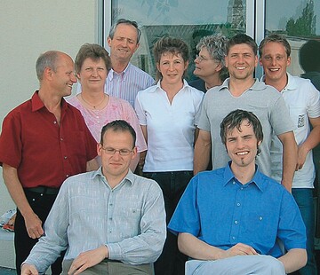 Das Schilling-Team: Inhaber Peter Schilling (3. v.l.) wird die Geschfte demnchst an seinen Sohn Ulf-Peter (vorne rechts) bergeben