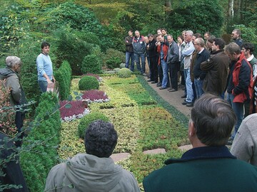 Die 60 Teilnehmer schauen sich auf dem Waldfriedhof in Lneburg gute Grabgestaltungen an Bild: LGN