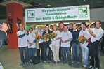 Laura Neuffer, Christoph Maurits und ihr Betreuer Karl Walker (Mitte/links, mit Blumen) wurden auf dem Flugplatz herzlich von ihren Kollegen des Verbands GaLaBau Baden-Württemberg empfangen