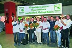 Laura Neuffer, Christoph Maurits und ihr Betreuer Karl Walker (Mitte/links, mit Blumen) wurden auf dem Flugplatz herzlich von ihren Kollegen des Verbands GaLaBau Baden-Württemberg empfangen