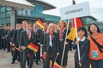 Die deutsche Delegation zur 39. Berufsweltmeisterschaft „WorldSkills“ in Japan: Laura Neuffer (3. v.r.) und Christoph Maurits (vorne links) nahmen am Wettbewerb „Landscape Gardening“ teil Bild: WorldSkills