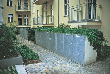 Die Basislsung: Auch ganz gewhnliche Mllschrnke lassen sich auf einfache Weise mit einer Efeuberankung „entschrfen“