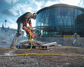 Elegante Formschnitte auch an harten, groformatigen Werkstcken schaffen handgehaltene Trennschleifer wie der Husqvarna K 750 (300/350-mm-Scheibe)