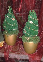 Kleine Koniferen lassen sich einfach dekorieren