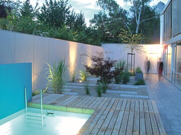Die Grundidee: Durch eine ruhige und formale Gestaltung und einzelne grozgige Elemente, wie den Pool, soll der Garten grer wirken, als er ist