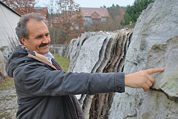 Vorratshaltung: Roland Mller hat Kunstfelsen in 52 Motiven auf Lager