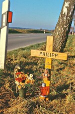 Für viele bedeuten Straßenkreuze heute: Hier ist ein Mensch gestorben, und hier ist eine GefahrenstelleBild: Fischer