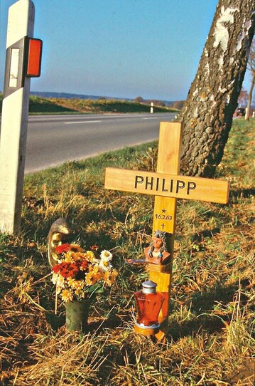 Fr viele bedeuten Straenkreuze heute: Hier ist ein Mensch gestorben, und hier ist eine GefahrenstelleBild: Fischer