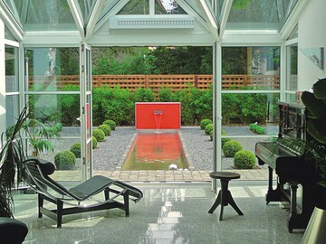 Die Bauherren wnschten sich ein grnes Wohnzimmer: die strenge Mittelachse des Wohnhauses setzt sich im Garten fort
