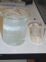 Trockenes Hydrogel (r.), dieselbe Menge mit Wasser gemischt (l.)