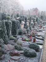 Wenn Schnee und Eis auf den Gräbern liegen, ist Zeit für Arbeiten außerhalb des Friedhofs