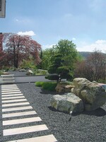 Großzügige Kiesflächen sollen Ruhe und Ausgeglichenheit vermitteln