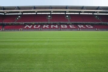 Bei der Wahl des richtigen Belags fr Fuballstadien gilt zu bedenken: Naturrasen ist wesentlich gnstiger im Unterhalt als Kunstrasen