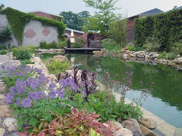 Der Schaugarten mit Schwimmteich ist nicht nur Besichtigungsobjekt fr Kunden. Er gehrt zum Garten der Familie Janssen