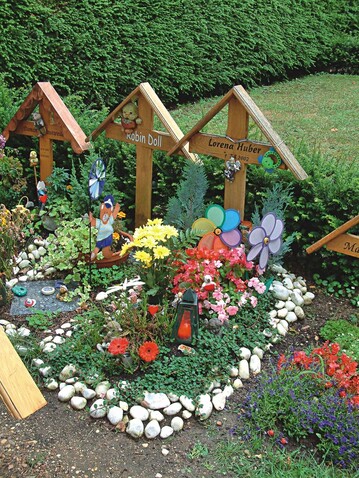 Mit Spielzeug ausgestattete Kindergrber
