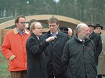 Die wesentlichen Bauwerke für die Landesgartenschau 2008 in Rietberg sind fertiggestellt, wie Bürgermeister André Kuper (2. von links) auf einem Rundgang zeigte Bild: LAGL