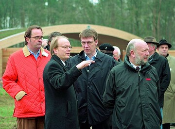 Die wesentlichen Bauwerke fr die Landesgartenschau 2008 in Rietberg sind fertiggestellt, wie Brgermeister Andr Kuper (2. von links) auf einem Rundgang zeigte 