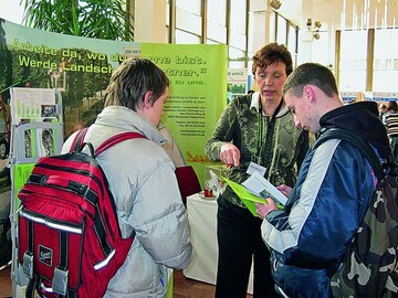 Gabriele Bebersdorf von der Firma Grimm, Gera, informiert Jugendliche ber den Beruf