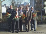 Karl Wolf, Vorsitzender der Fachgruppe Friedhofsgärtner in Hessen (2. von rechts) gratuliert, R. Neuhann, G. Lang, L. Nobbmann und H. Geister (von links nach rechts) zur Wiederwahl